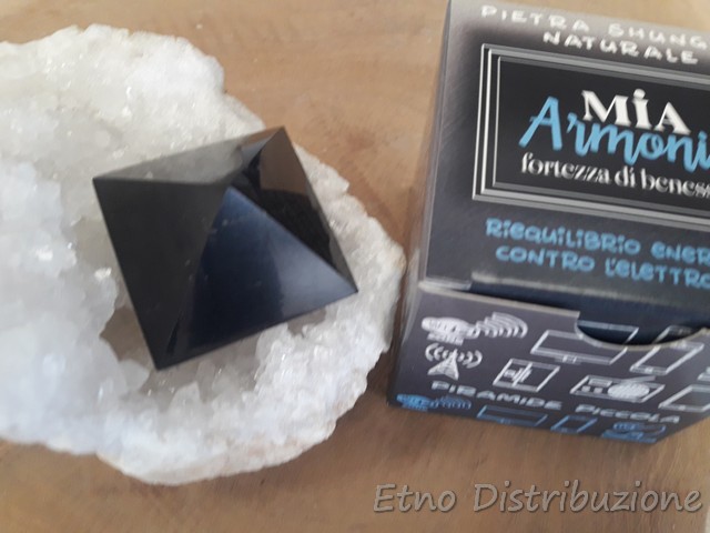 PIRAMIDE SHUNGITE PICCOLA CM. 4 MIA ARMONIA  Ingrosso articoli etnici,  articoli olistici ed esoterici, lampade di sale, incensi, cristalli -  Torino - Etno Distribuzione